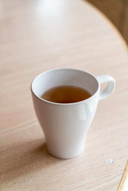 Taza de té caliente en la mesa en el restaurante