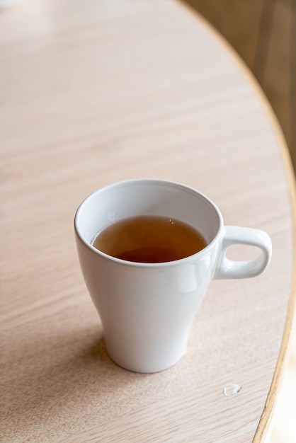 Taza de té caliente en una mesa en el restaurante