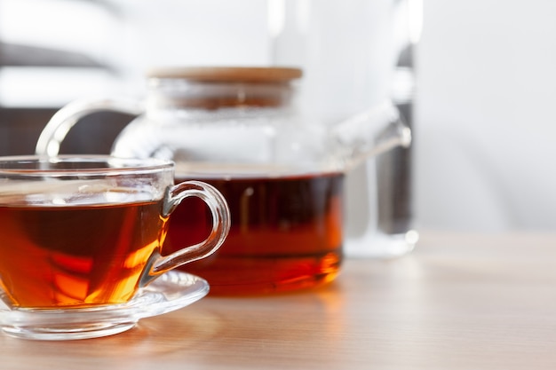 Taza de té caliente en la mesa rústica de madera de cerca