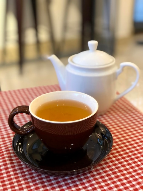 Taza de té caliente en la mesa