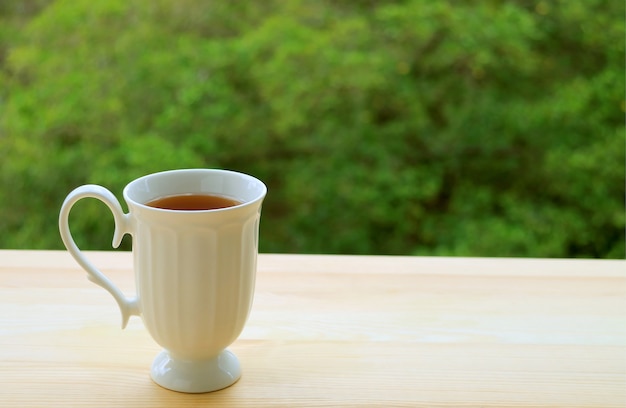 Una taza de té caliente en la mesa