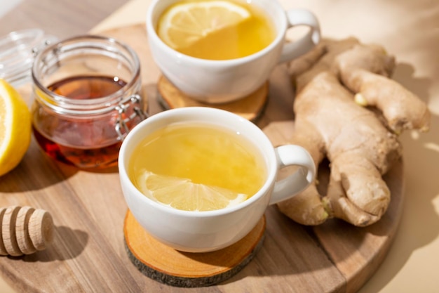 Taza de té caliente con miel de jengibre y limón de cerca