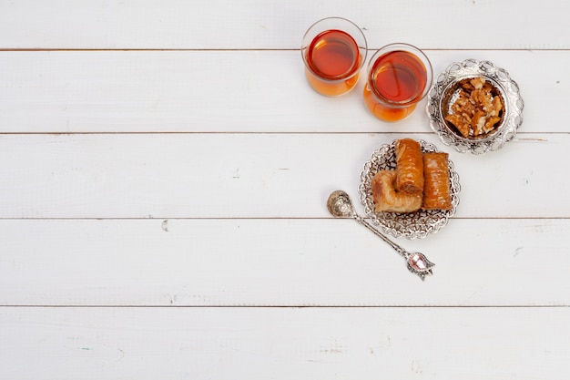 Taza de té caliente y un plato de postres turcos