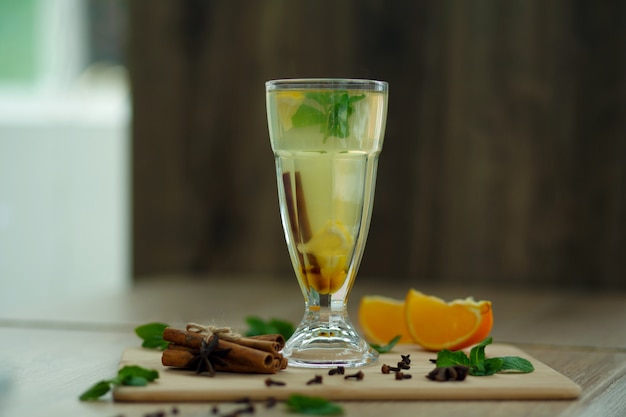 Taza de té caliente de la vitamina en la tabla de madera. bebidas calientes de temporada de invierno