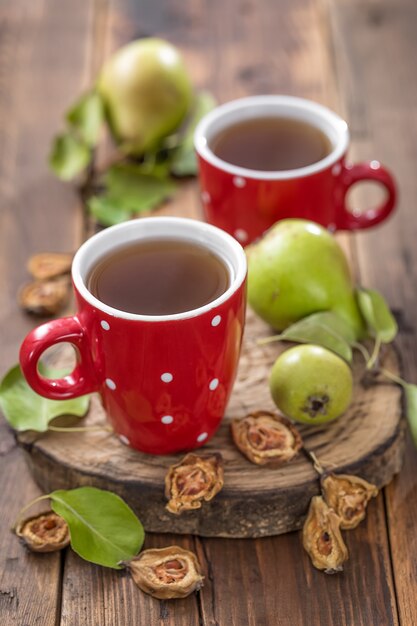 Taza de té con canela y menta