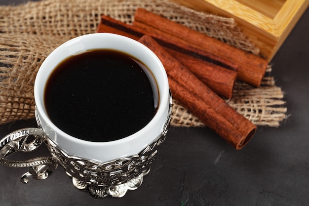 Taza de té con canela en la mesa