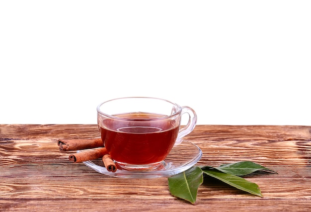 Taza de té con canela en rama aislado en blanco