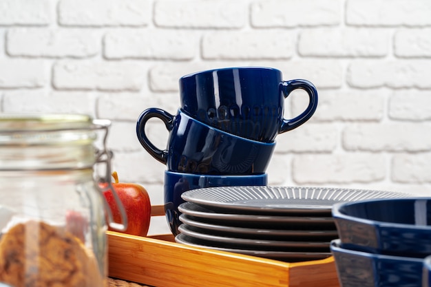 Taza de té de cerámica vacía azul clásico en la mesa de la cocina de cerca