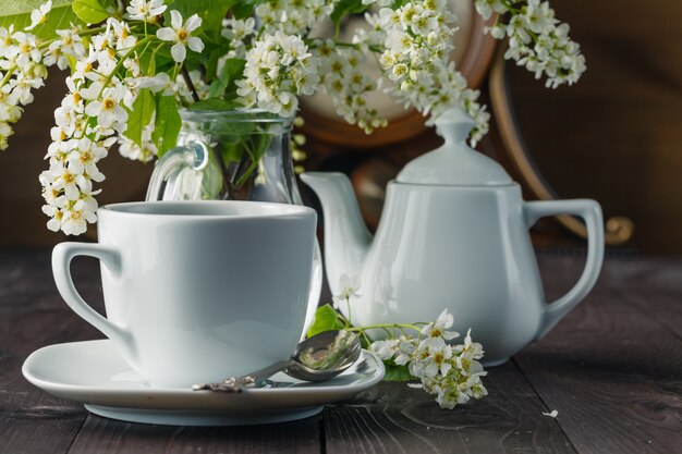 Taza de té y cereza sobre fondo de madera