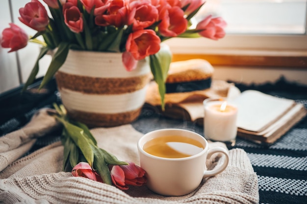 Taza de té y cesta con tulipanes bodegón estético.