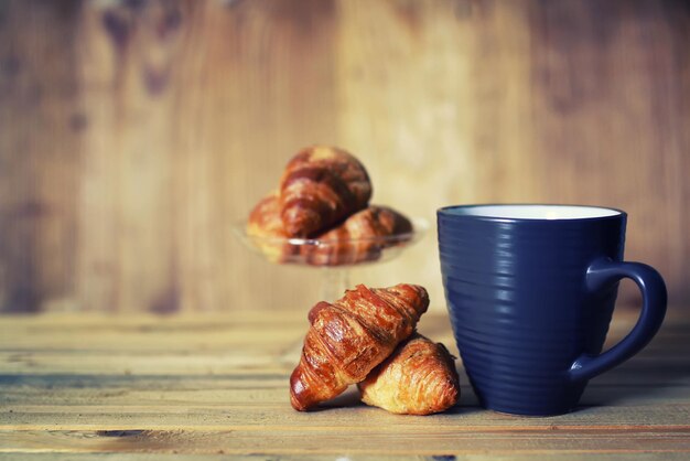 Taza de té croissant desayuno