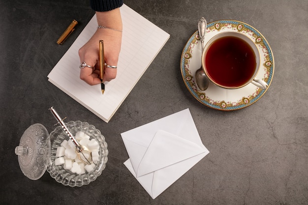 Taza de té con un cuaderno