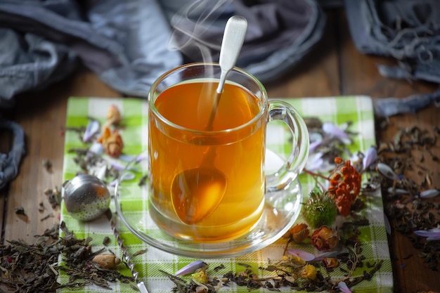 Foto una taza de té con una cuchara dentro y una cuchara dentro.