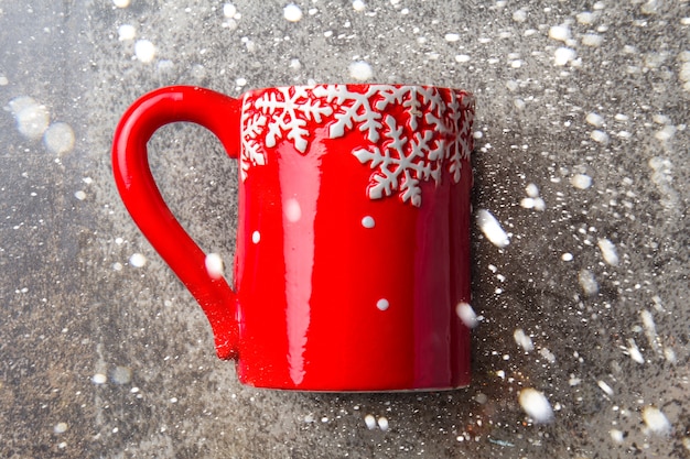 taza de té con decoración navideña en piedra