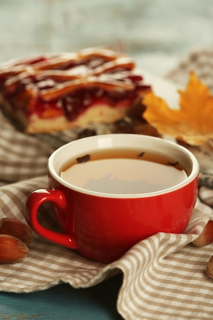 Foto taza de té con decoración de otoño en mesa de madera