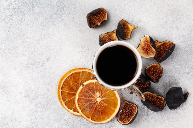 Taza de té decorada con trozos de naranja seca y higos