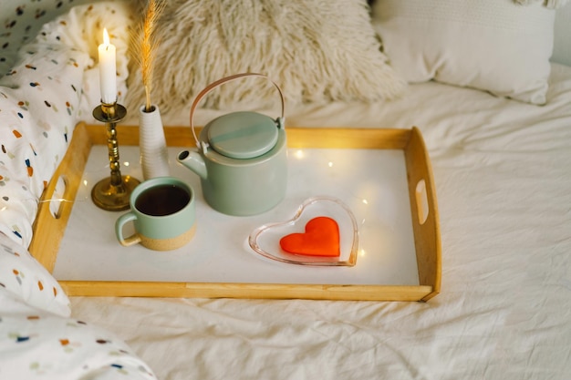 Una taza de té con deliciosas galletas con postal Te amo Celebrando el Día de San Valentín en casa Concepto del Día de San Valentín