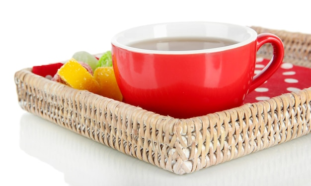 Taza de té con dulces en bandeja de madera aislado en blanco