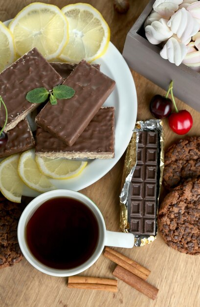 Foto taza de té y dulces de cerca