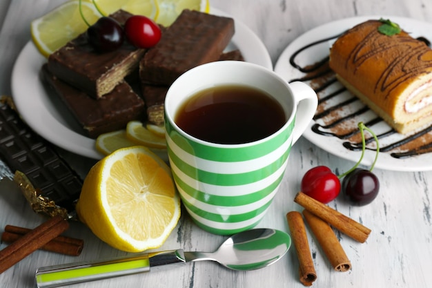 Taza de té y dulces de cerca