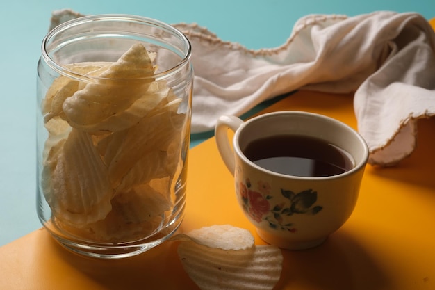 Una taza de té con un estampado floral