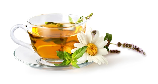 Taza de té con flor de margarita