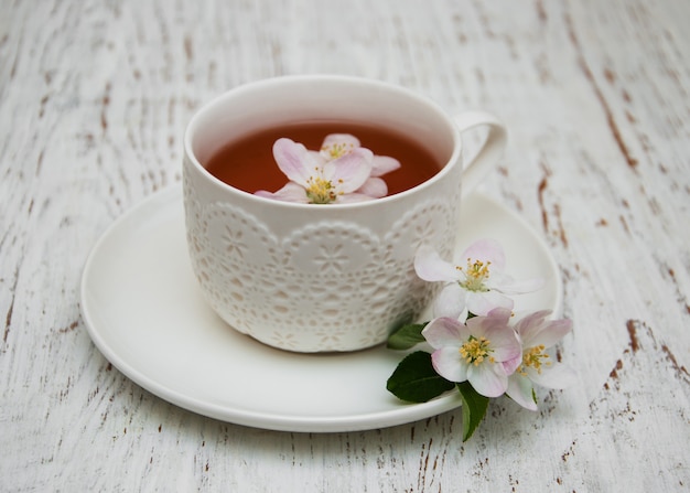 Taza de té y flor de primavera.