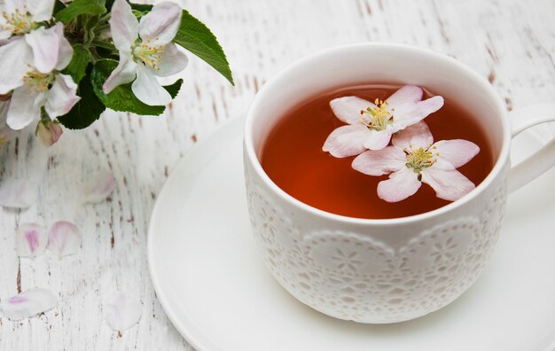 Taza de té y flor de primavera.