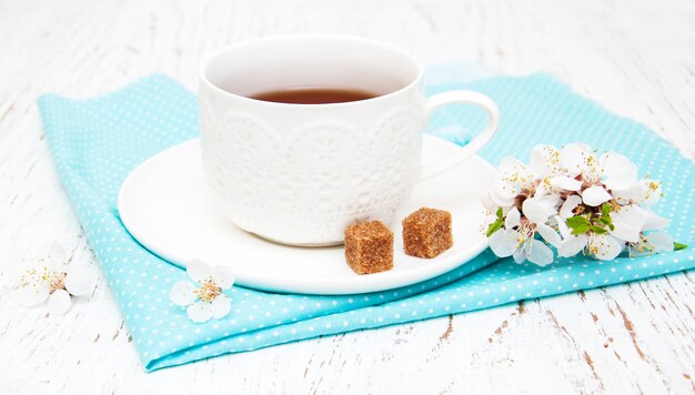 Taza de té y flor de primavera.