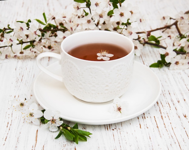 Taza de té y flor de primavera.