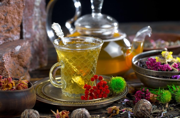 Una taza de té con una flor roja encima