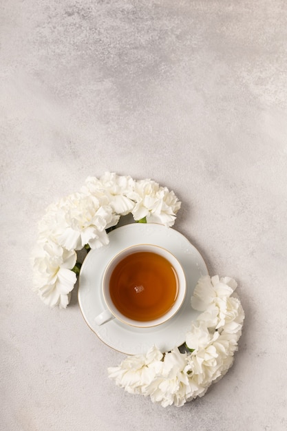 Taza de té en flores para el día internacional de la mujer