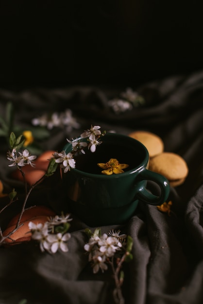 Taza de té con flores florecientes