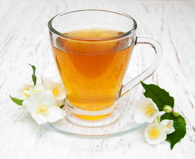 Taza de té con flores de jazmín.