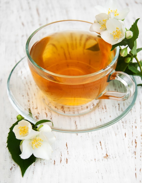 Taza de té con flores de jazmín.