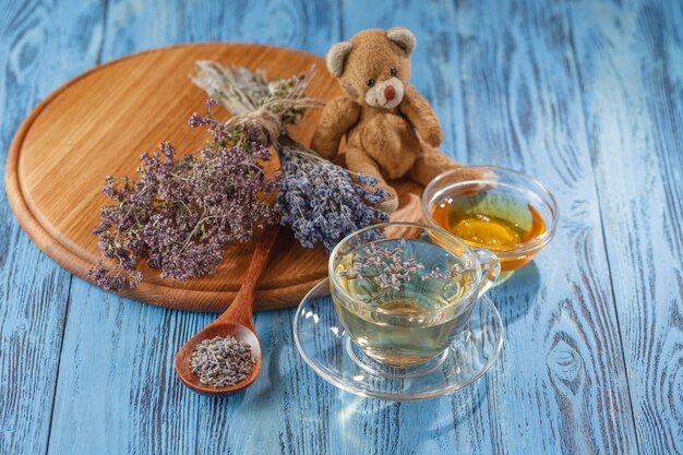 Taza de té y flores de lavanda