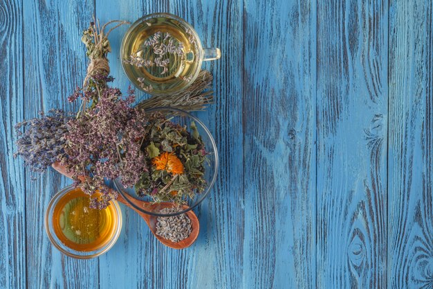 Taza de té y flores de lavanda