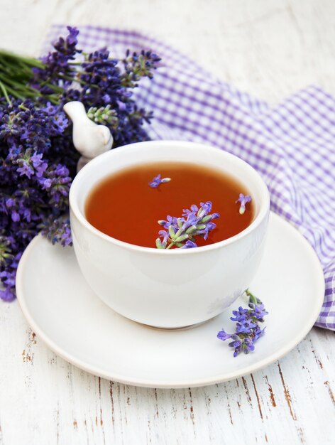 Taza de té y flores de lavanda.