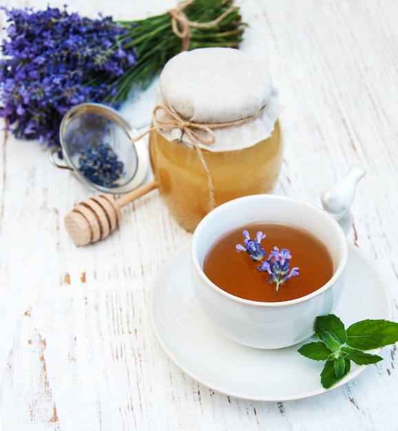 Taza de té y flores de lavanda.