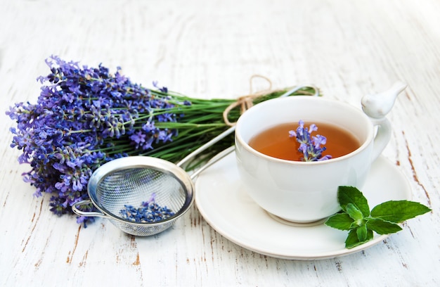 Taza de té y flores de lavanda.