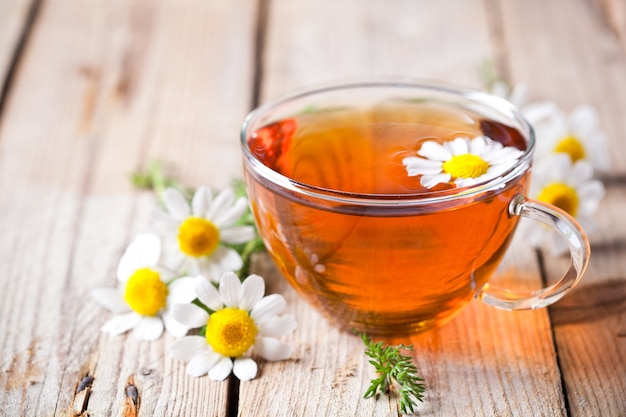 Taza de té con flores de manzanilla