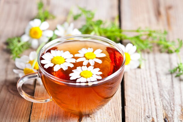 Taza de té con flores de manzanilla