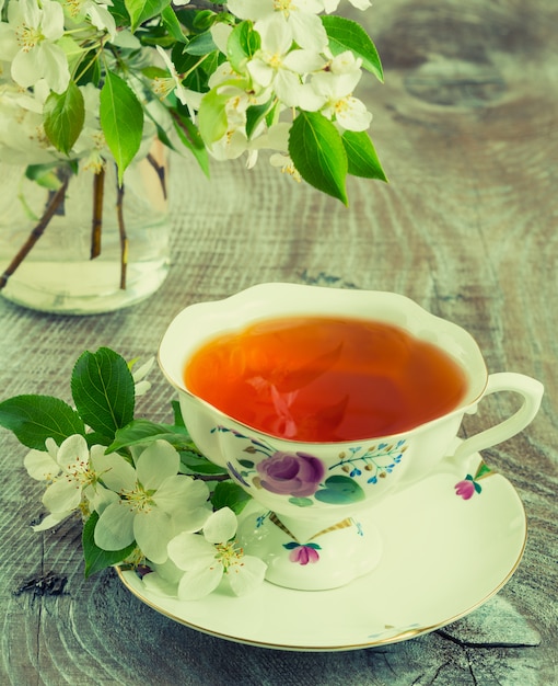 Taza de té con flores de manzano tonificado