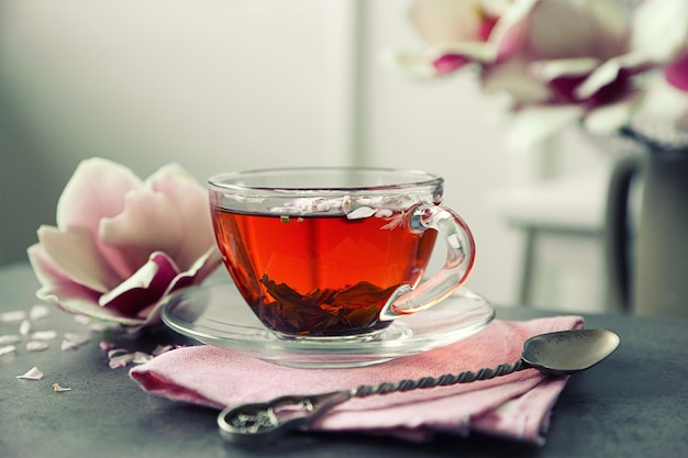 Taza de té con flores en la mesa