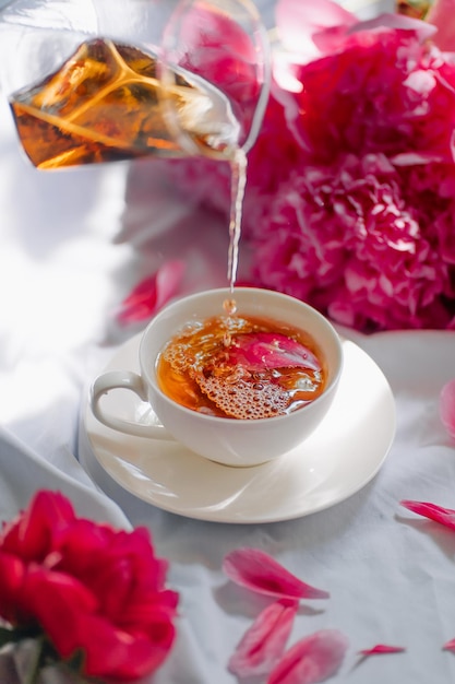 una taza de té con flores