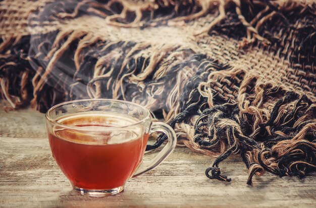 Una taza de té y un fondo acogedor de otoño. Enfoque selectivo