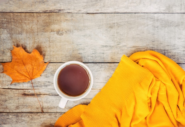 Una taza de té y un fondo acogedor de otoño. Enfoque selectivo