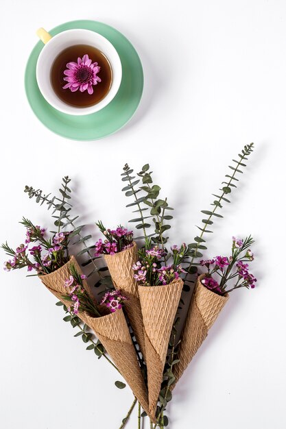 Taza de té con fondo floral