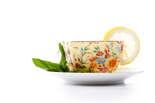 Taza de té fresco con hojas de menta y limón