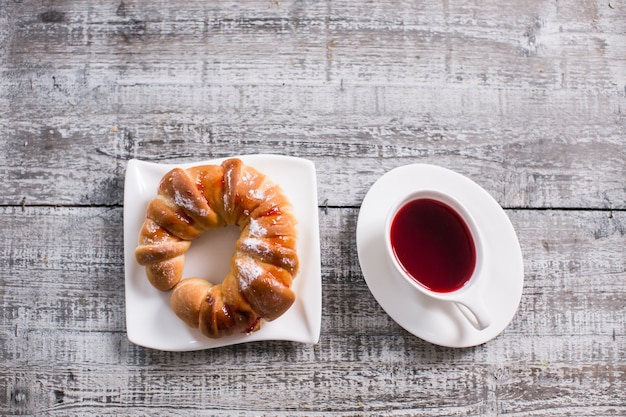 Taza de té de frutas con croissant